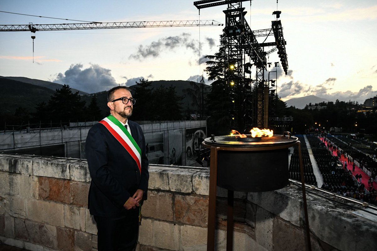 Con il rituale spegnimento del Tripode della Pace, simbolico gesto conclusivo della manifestazione, giunge ufficialmente al termine la 731ª edizione della Perdonanza Celestiniana.
#perdonanzacelestiniana2025 #perdonanzacelestiniana731 #perdonanza2025