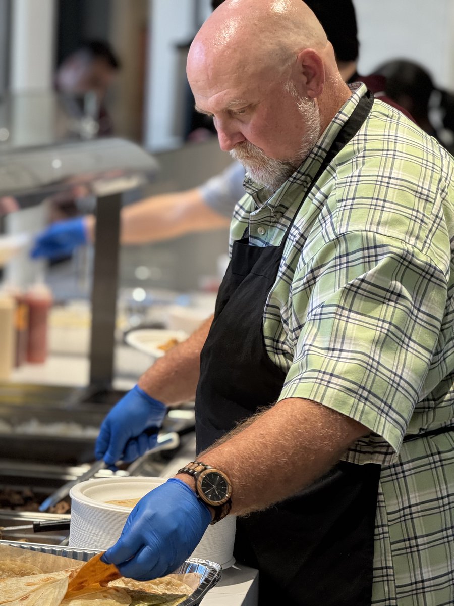 Shoutout to Hoar Construction for donating &amp; serving 150 meals for Covenant House Texas youth. Want your company to host a service shift? Email nvaglienty@covenanthouse.org to set it up.
#Houston #CorporateVolunteering