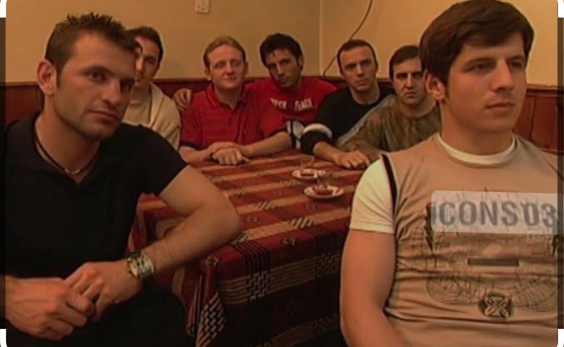 Emre Belözoğlu isteyenler, balık hafızalılar. Utanç kaynaklarım.

22/23'te kan kardeşi Okan Buruk'un en sıkıntılı zamanlarında, Of'u, Keçörengücü'nü kıç zoruyla yendikleri o sallantılı dönemde Başakşehir'in enfes form grafiği varken iç sahada 7-0  yenilerek ona nefes olan,

O