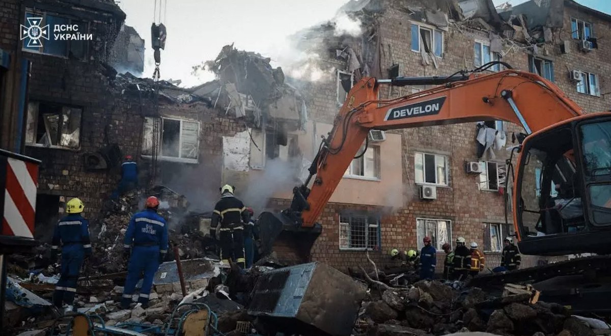 ElevateUkraine's tweet photo. On Aug 28, Kyiv was hit by one of the deadliest attacks in months.
At least 25 killed, including 4 children, &amp; 60+ injured.
A 5-story home in Darnytskyi was destroyed. Kyiv declared Aug 29 a day of mourning.
We grieve with Ukraine. 
#StandWithUkraine #Kyiv #ElevateUkraine https://t.co/jtD18pDyAo