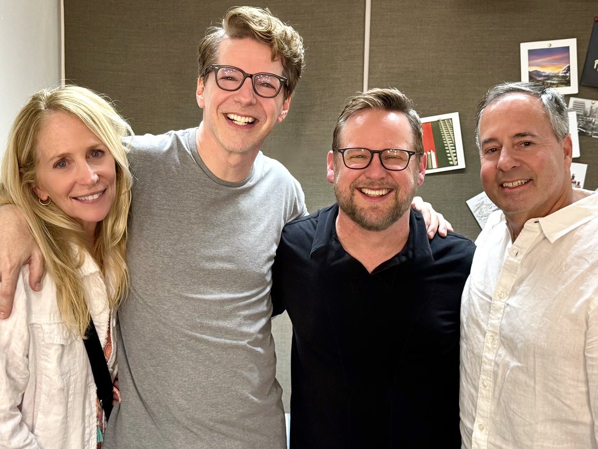 SeanHayes's tweet image. Had a few more surprises backstage recently with friends &amp;amp; family. Even my sister, Tracey, made her way across the pond to see her little brother hit the boards again as Oscar. ❤️🤗❤️