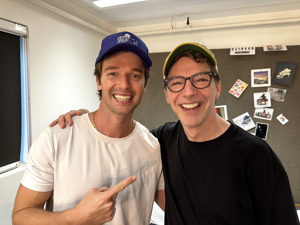 SeanHayes's tweet image. Had a few more surprises backstage recently with friends &amp;amp; family. Even my sister, Tracey, made her way across the pond to see her little brother hit the boards again as Oscar. ❤️🤗❤️
