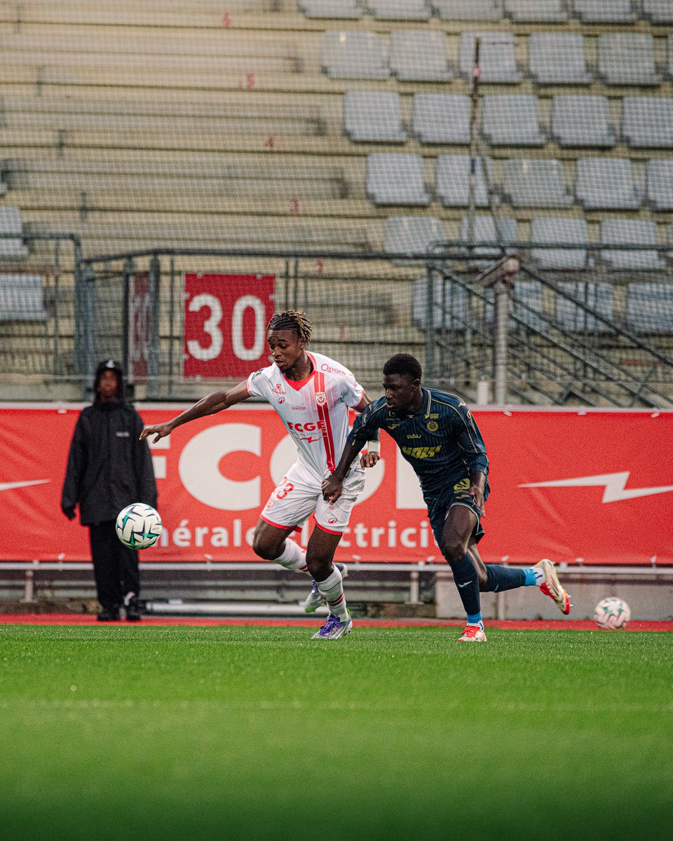 asnlofficiel's tweet photo. Encore 45 minutes 👊🔴⚪️

#ASNLPAU #ligue2bkt

📸 @bcrshot https://t.co/4H1g0Upun4