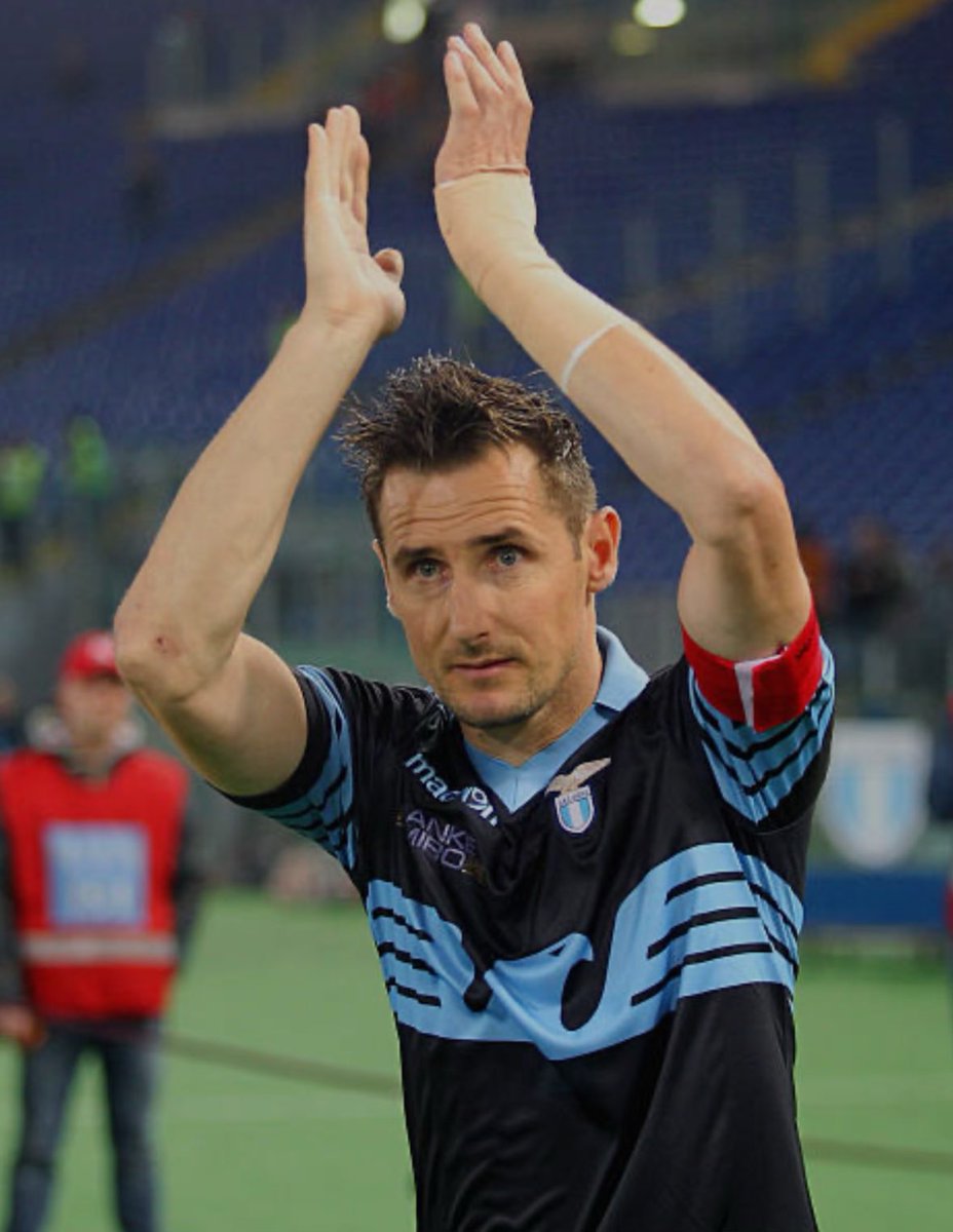Miroslav Klose 🇩🇪, #Lazio
“I stopped playing football because I didn’t recognize it anymore. After every training session, I would sit in an ice bath to prevent injuries, but the younger players refused to do it. They would see me gathering the bags of balls at the end of