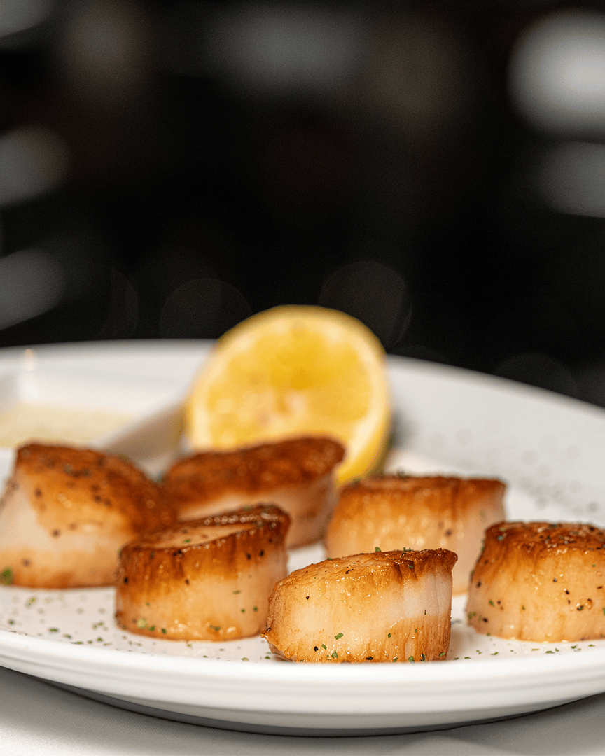 Looking for a fresh seafood option tonight? Explore our Wild Caught Hokkaido Island Sea Scallops. Perfectly seared in chardonnay lemon butter and topped with sea salt for a delicious, simple finishing touch.

#domsteak #steakhouse
