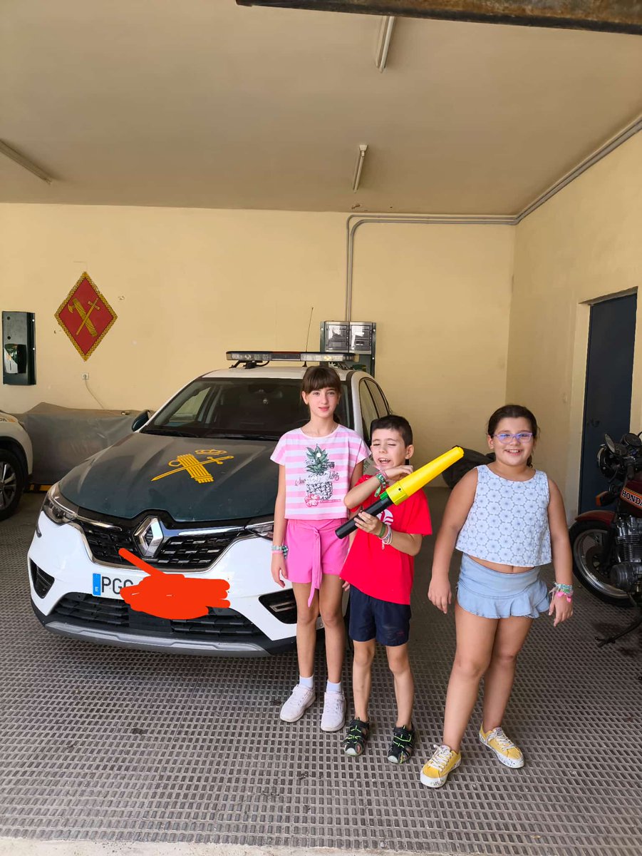 Iker tuvo un día increíble visitando a su tío en la Guardia Civil. 🌟 Su sonrisa lo dice todo: sueños, valentía e inspiración. Gracias a la Guardia Civil por su apoyo y por dar visibilidad al síndrome KBG. 💚 #SíndromeKBG #GuardiaCivil