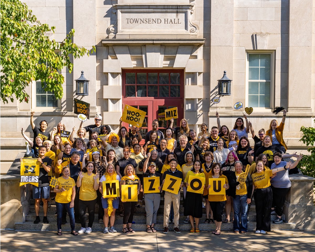 Black and gold vibes only on this #CollegeColorsDay! 💛🖤 @kuixiePhD