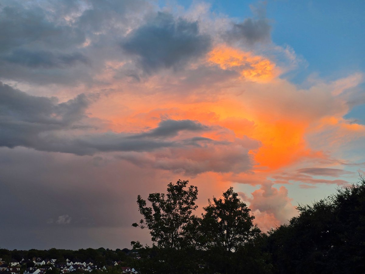 Peter Lewis (@peterlewis55) on Twitter photo Thunderstorms at Sunset. Colours of the clouds and the Moon! Happy Friday evening all! <a href="/StormHour/">#StormHour</a> <a href="/ThePhotoHour/">#ThePhotoHour</a> <a href="/MoonHourSocial/">#MoonHour™️Social</a> #MoonHour Thunderstorms at Sunset. Colours of the clouds and the Moon! Happy Friday evening all! <a href="/StormHour/">#StormHour</a> <a href="/ThePhotoHour/">#ThePhotoHour</a> <a href="/MoonHourSocial/">#MoonHour™️Social</a> #MoonHour