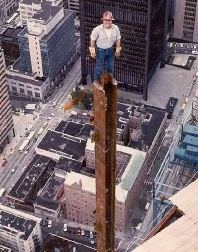 Hilo sobre los trabajos más peligrosos del mundo... 

1. Trabajador del hierro durante la construcción de la Torre Columbia, Seattle, 1984.  

No abras si eres blando