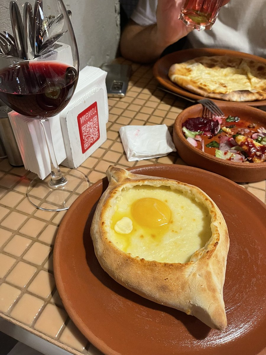 Встретился сегодня со своим женатиком спустя год, как же классно провели вечер ☺️
Такой он у меня милый и заботливый)