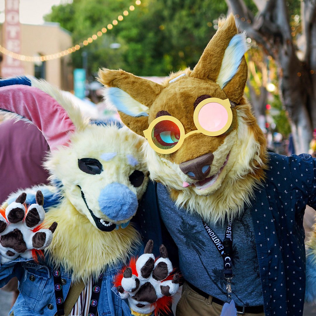 Public Fursuiting @ farmers market in SLO :3

Happy #FursuitFriday!