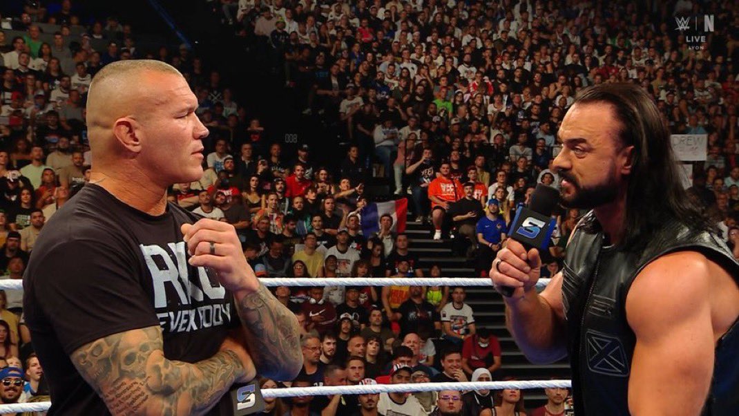 وجود الاثنين في حلبة وحده مع بعض تحسه شي صح، لكن وش الفقرات التسليكيه الي جالسين يرموها لراندي ودرو؟ 

#SmackDown #RandyOrton #DrewMcIntyre