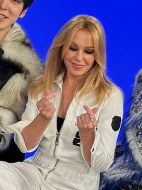 KYLIE MINOGUE FINGER HEART SARANGHAEEEE