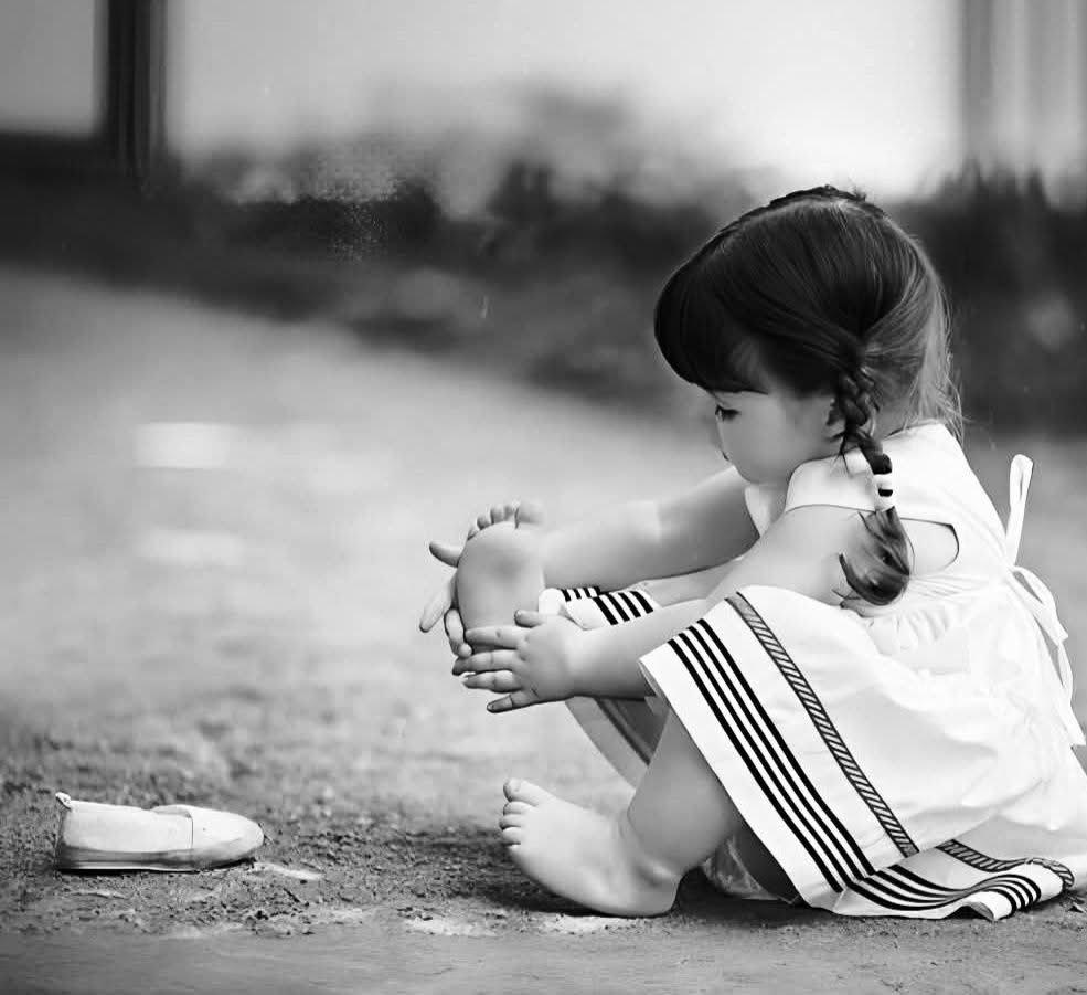 "لا تزرع الشوك في أرضٍ تمر بها،
فربما عُدتَ فيها حافيَ القدم."