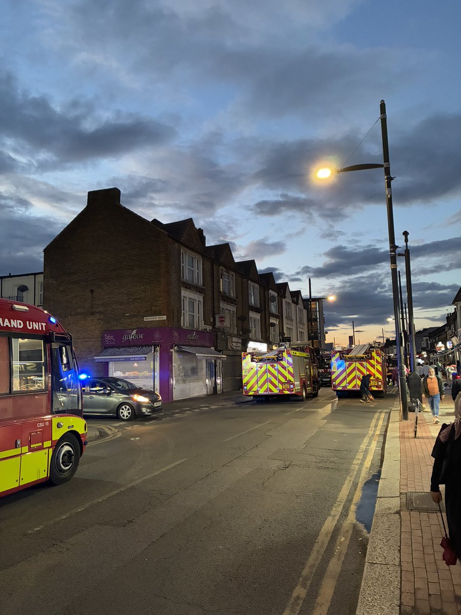 MPSQURESHI's tweet image. There was a fire at Turquoise Restaurant #greenstreet #uptonpark #forestgate #newham so the road is closed now !! Allegedly no casualties 🙏