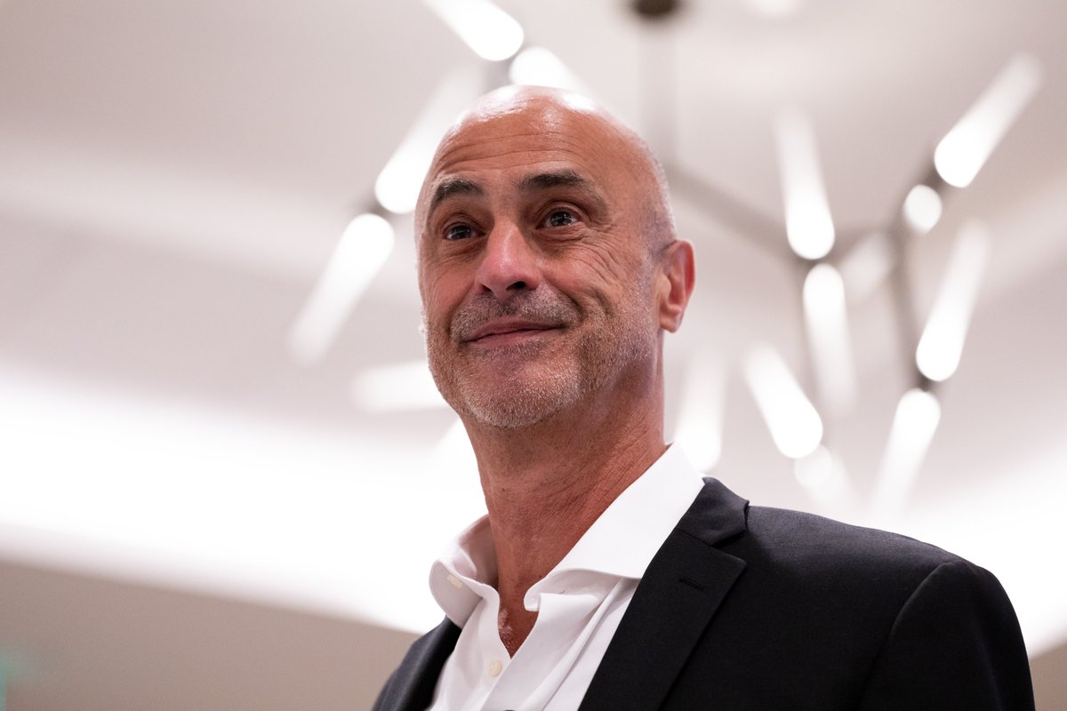 Learn how to blend AI with the power of human connection from trainer and coach Ron Vaimberg. bit.ly/3HXwEBl