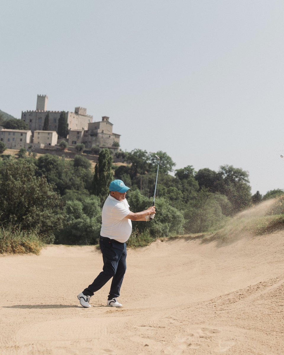 Antognollagolf's tweet image. A masterclass in the sand. Costantino Rocca showing how it’s done at Antognolla 🏌️‍♂️

#AntognollaGolf #GolfItaly #Golf #Umbria #ExploreUmbria