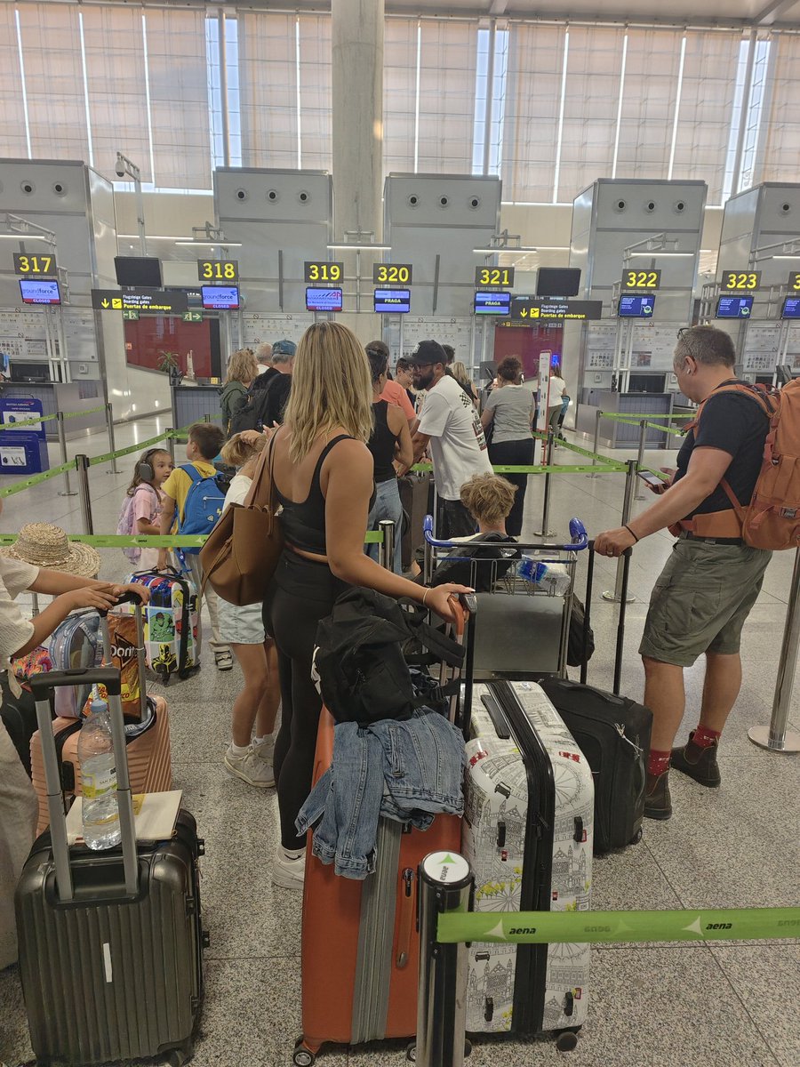 Michal_Jordan's tweet photo. Nějak si neumím oblíbit Smartwings, dvě hodiny v Malaze ve frontě... Rád bych podporoval české firmy, ale v tomhle případě mi to moc nejde 😕 https://t.co/NpVYKOpvfD
