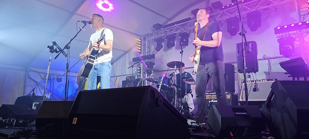 A Hundred Endings get the crowd going