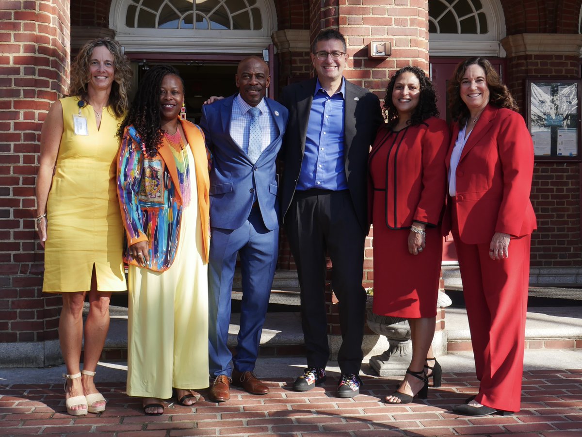 MattMeyerDE's tweet photo. The future of Delaware runs through our kids, and it starts in our schools.

I stopped by my old school, Harlan Elementary, to wish students and teachers a happy first day and to remember where my journey began.

Every student deserves the chance to learn without limits. 📚✨ https://t.co/TwWbXdCsLj