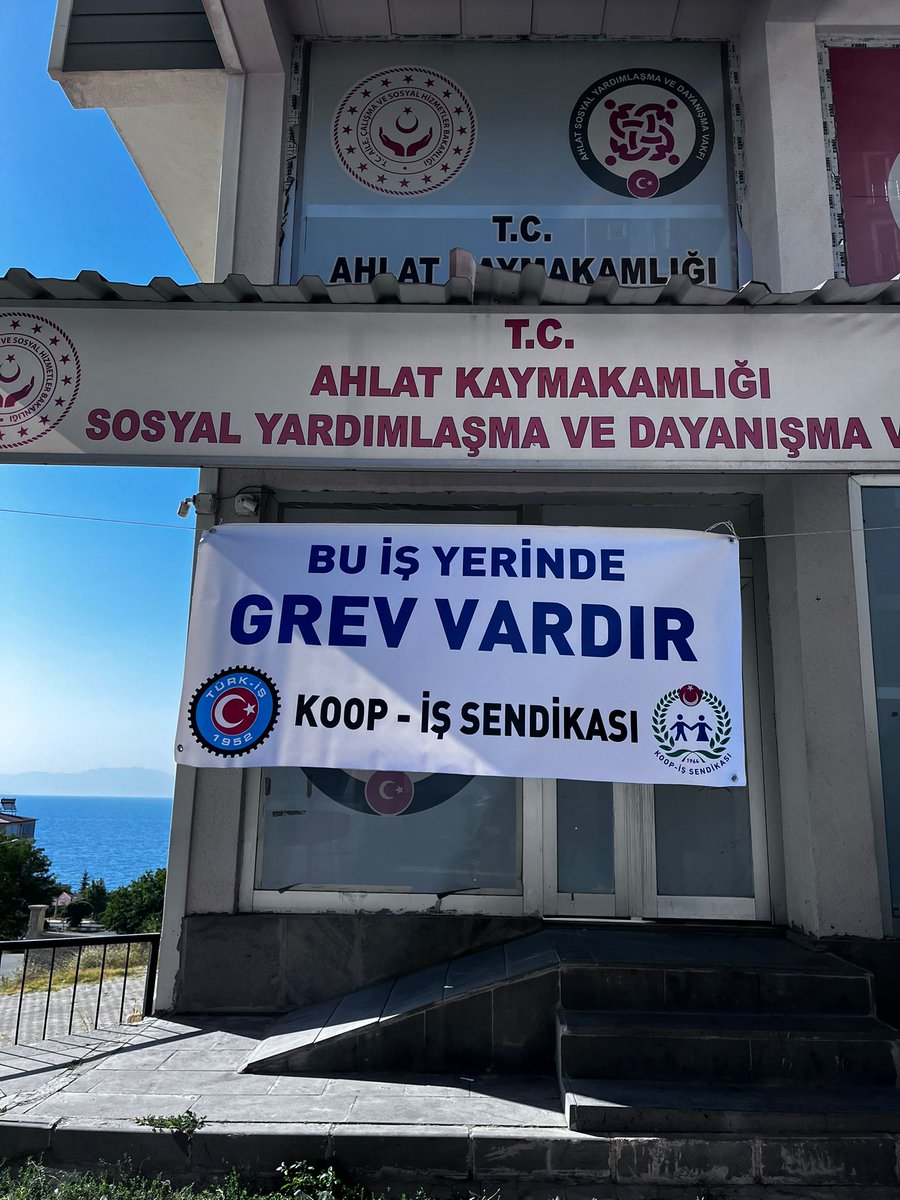 Sosyal yardımı biz dağıtıyoruz ama kendi hakkımız dağıtılmıyor. Bu adaletsizliğe boyun eğmeyeceğiz.

#SYDVGrevde

<a href="/_cevdetyilmaz/">Cevdet Yılmaz</a> <a href="/tcailesosyal/">T.C. Aile ve Sosyal Hizmetler Bakanlığı</a>
<a href="/MahinurOzdemir/">Mahinur Özdemir Göktaş</a> <a href="/csgbakanligi/">T.C. Çalışma ve Sosyal Güvenlik Bakanlığı</a>
<a href="/isikhanvedat/">Prof. Dr. Vedat Işıkhan</a> <a href="/SayimMadak/">Dr. Sevim Sayım Madak 🇹🇷</a> <a href="/ztarikdaroglu/">Zafer TARIKDAROĞLU</a> <a href="/LemanYenigunAk/">Leman Yenigun</a>
<a href="/ashb_sygm/">Sosyal Yardımlar Genel Müdürlüğü</a>