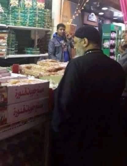 يابني انت مسيحي ولو أبونا شافك بتشتري حلاوة المولد هينفخك..😂

أبونا:🤣🤣🤣