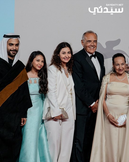 بعدسة سيدتي | شهد اليوم الثاني من مهرجان فينيسيا السينمائي الدولي العرض العالمي الأول للفيلم السعودي هجرة للمخرجة شهد أمين، وذلك ضمن فعاليات الدورة ال82 في قسم فينيسيا سبوتلايت.. ويُعد هذا الحضور عودة لافتة للمخرجة إلى المهرجان بعد ستة أعوام من مشاركتها الأولى بفيلم سيدة البحر ، مؤكدة استمرار بصمتها الإبداعية في الساحة السينمائية الدولية.. الفيلم السعودي هجرة يحظى بدعم من صندوق البحر الأحمر السينمائي، يشارك في بطولته كل من: خيرية نظمي، نواف الظفيري، لمار فدان، براء عالم، رغد بخاري، عبدالسلام الحويطي، تأليف وإخراج: شهد أمين، وتتلخص القصة حول الرابطة التي تنشأ بين أجيال مختلفة من النساء السعوديات، خلال رحلة عبر الصحراء إلى مكة. عندما تختفي الحفيدة الكبرى، تسافر الجدة شمالًا؛ بحثًا عن المراهقة 