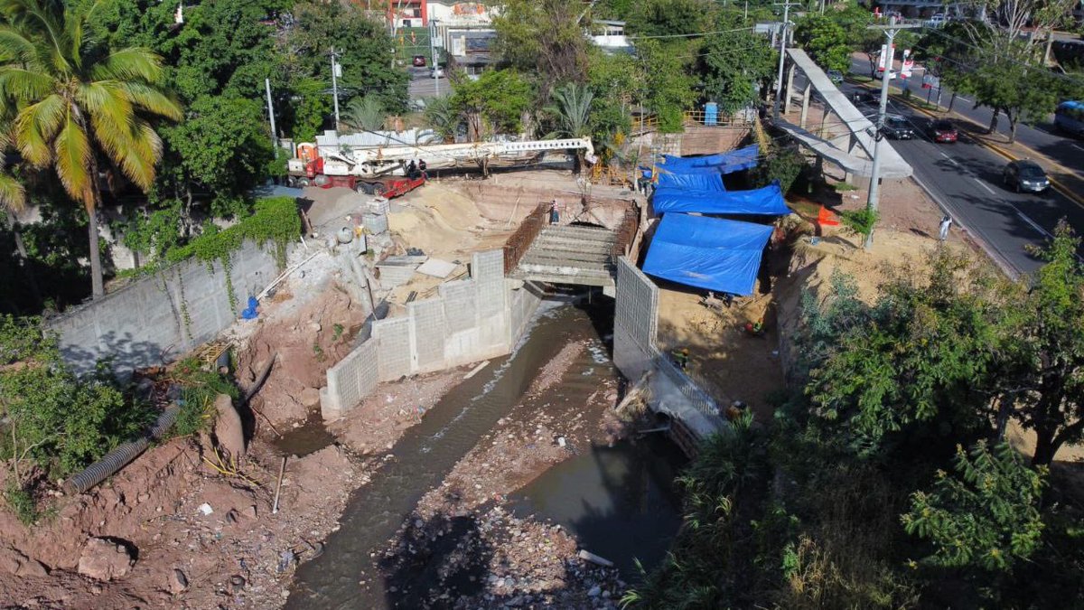 Hoy realizamos la instalación de las vigas de la parte superior de la bóveda en el proyecto que embaulará la quebrada Salada, en la colonia Las Colinas.📍🏗️🏞️

Con esta obra de mitigación, recuperaremos el tramo de la calle El Dorado que conecta la colonias Las Colinas y el
