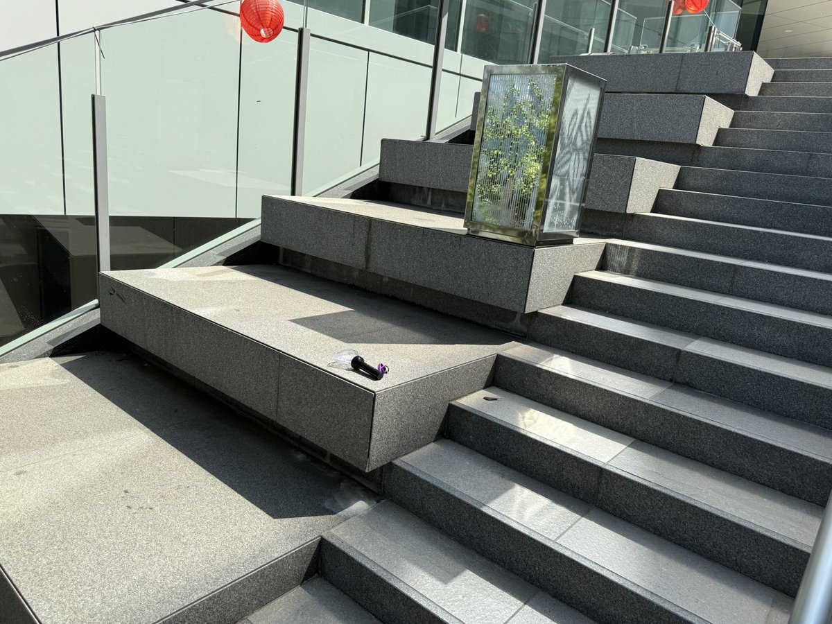 #吉乃 #吉乃逆転劇  #逆転劇 #拡散希望 
逆転劇のペンライトが天空橋駅からZepp hanedaに向かう際の階段に落ちてました。
心当たりのあるから居ましたら近くの交番にお預かりして頂いているので取りに来てあげてください！