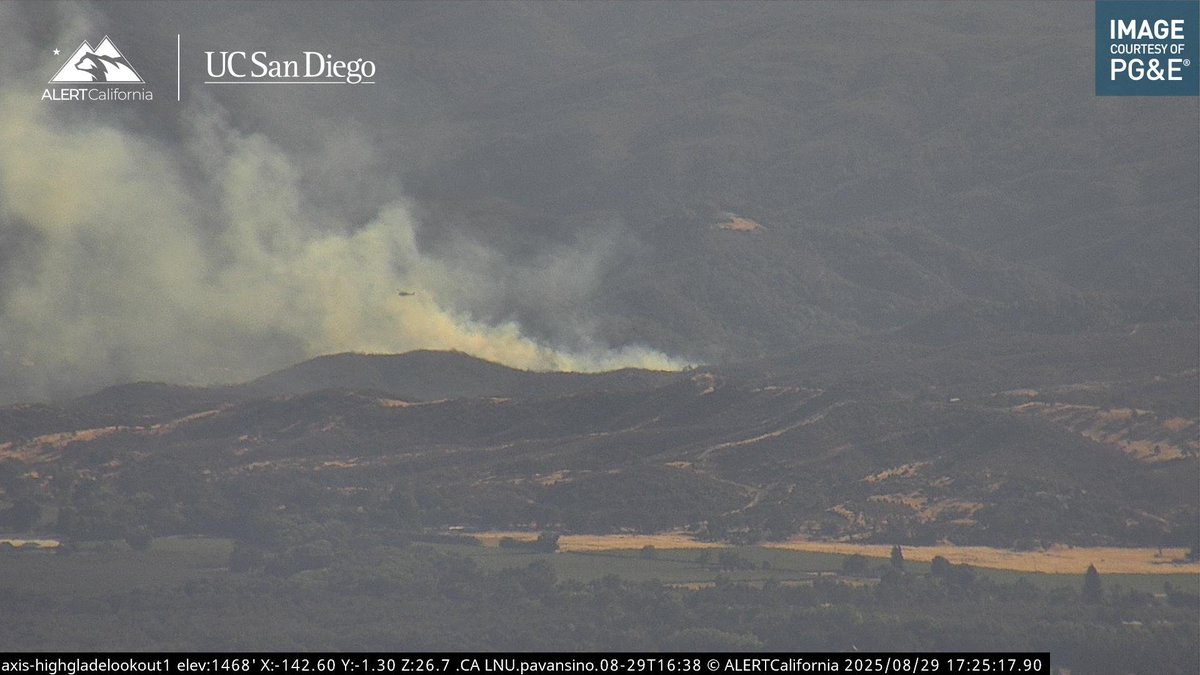 InfernoWatch24's tweet image. LIVE LOOK (#ScottFire): cool shot here of a type one helicopter hovering over the fire.