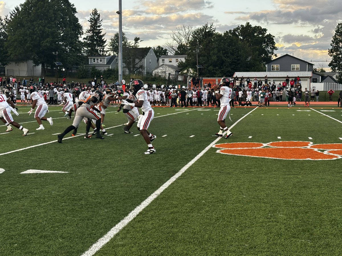 HALFTIME: <a href="/EHSMinutemenFB/">Elizabeth Foootball</a> 42, <a href="/lindenfootball/">Linden HS Football NJ</a> 7.  <a href="/AriqueFleming7/">QB_Arique</a> 3 TD passes, 215 yards and likelt won’t play in the 2nd half. Backups will be in, running clock. #NJFootball #BigCentral