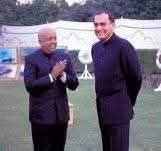 Gaurav Pradhan 🇮🇳 (@officeofdgp) on Twitter photo .<a href="/SupriyaShrinate/">Supriya Shrinate</a> वो भी क्या समय था कि जब देश का मुख्य चुनाव आयुक्त टी.एन. शेषन रिटायर होकर कांग्रेस में शामिल होकर कांग्रेस के टिकट पर गांधीनगर से आडवाणी जी के विरुद्ध 1999 में चुनाव लड़ता हैं और दो लाख से हार जाता है
देखिए टी.एन. शेषन कैसे हाथ जोड़ राजीव गांधी के सामने खडा है .<a href="/SupriyaShrinate/">Supriya Shrinate</a> वो भी क्या समय था कि जब देश का मुख्य चुनाव आयुक्त टी.एन. शेषन रिटायर होकर कांग्रेस में शामिल होकर कांग्रेस के टिकट पर गांधीनगर से आडवाणी जी के विरुद्ध 1999 में चुनाव लड़ता हैं और दो लाख से हार जाता है
देखिए टी.एन. शेषन कैसे हाथ जोड़ राजीव गांधी के सामने खडा है