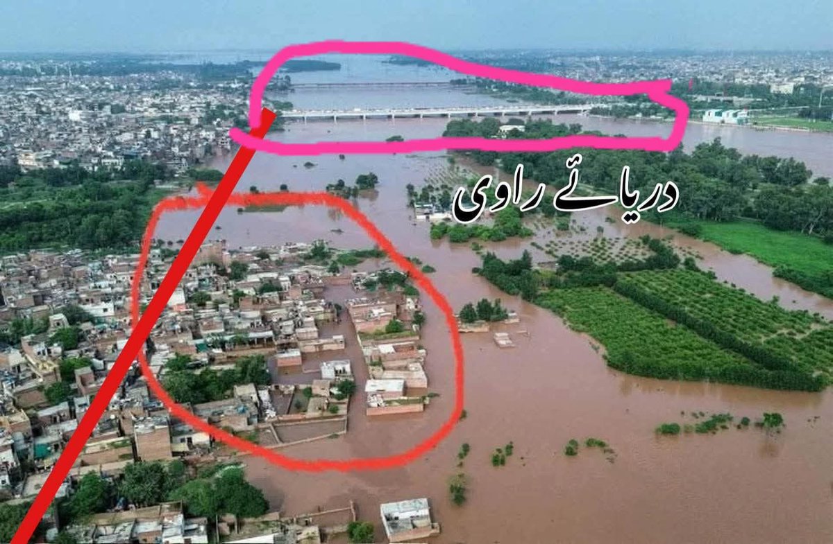 پل کی چوڑائی دیکھیں اور ان گھروں کی تعمیر دیکھیں  کچھ سال اور راوی میں پانی نہ آتا تو دوسرے کنارے تک گھر بن جانے تھے اس کے اصل زمہ دار سپریم کورٹ کے دو جج  ہیں جنہوں نے جسٹس شاہد کریم کے فیصلے کو کالعدم قرار دیا ۔
پاکستان میں تباہی کے پیچھے اکثر عالی عدلیہ کا ہی کردار رہا مارشل