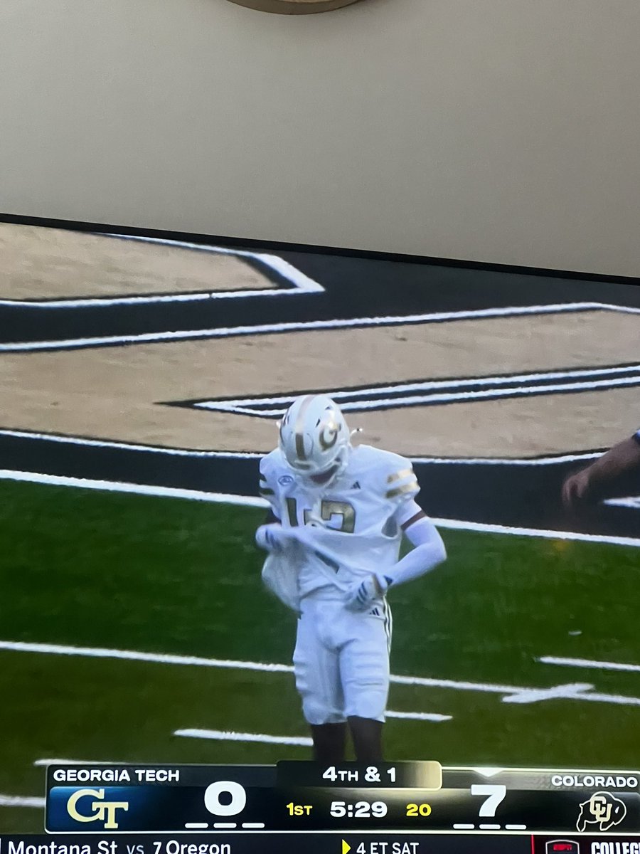 westillgot6's tweet image. Georgia Tech’s punt returner’s jersey is HUGE, who’s their equipment manager?😂 #coloradofootball #Colorado #georgiatech #ESPN #NCAAFootball