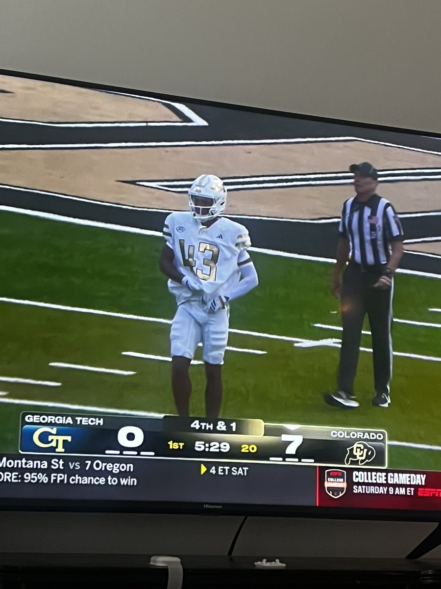 westillgot6's tweet image. Georgia Tech’s punt returner’s jersey is HUGE, who’s their equipment manager?😂 #coloradofootball #Colorado #georgiatech #ESPN #NCAAFootball