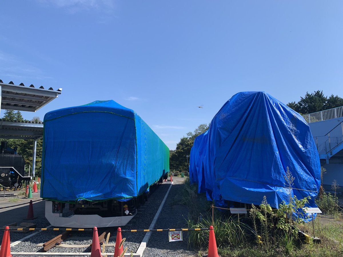 Tc103584's tweet image. #青梅市
#青梅鉄道公園
なぜか盛り上がってきた青梅鉄道公園の話題が今週もやってまいりました。
シートに包まれた見覚えのあるシルエットの車体が搬入されて約1週間。
隣のD51452もシートで包まれた上で何やら工事が始まりました。
搬入前にコンクリの打設があった車両脇での工事です。