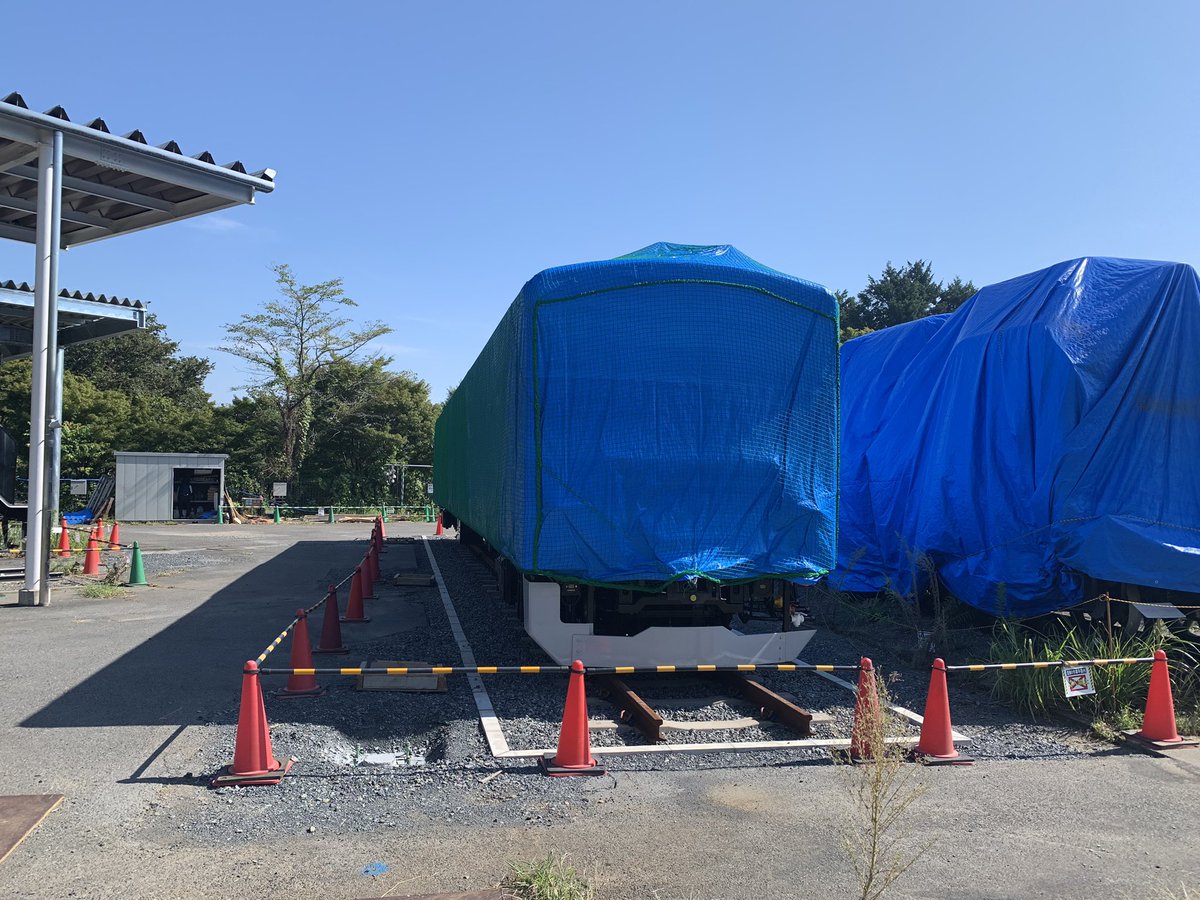 Tc103584's tweet image. #青梅市
#青梅鉄道公園
なぜか盛り上がってきた青梅鉄道公園の話題が今週もやってまいりました。
シートに包まれた見覚えのあるシルエットの車体が搬入されて約1週間。
隣のD51452もシートで包まれた上で何やら工事が始まりました。
搬入前にコンクリの打設があった車両脇での工事です。