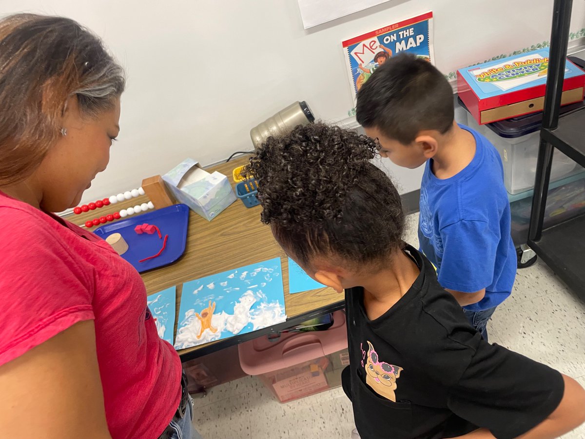 Clopez121299's tweet image. 📖❄️ The Snowy Day came alive in our first grade class  as students summarized the plot and brought the story to life with creative artwork. #ReadingJoy #StudentWriting @Mr_Quintanilla1 @Azuredee123 @CISD_ML