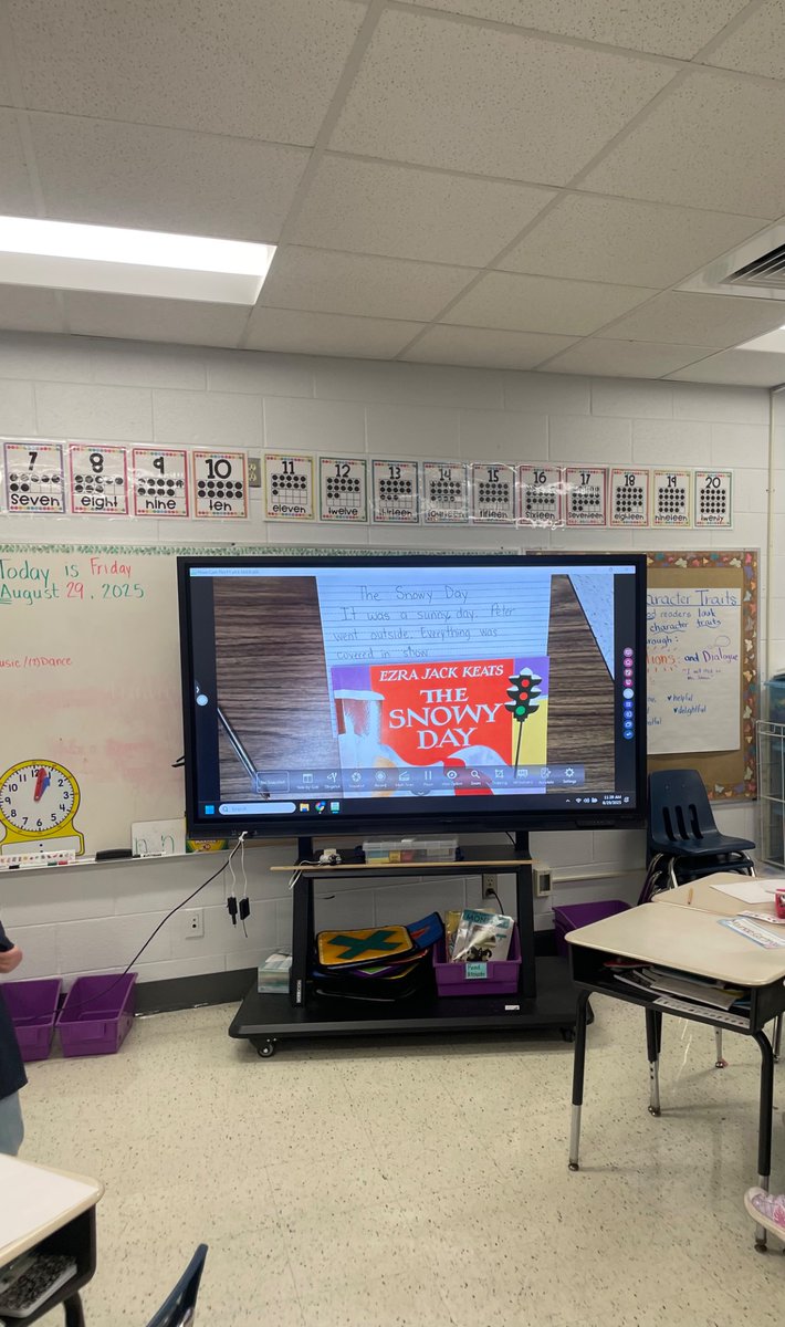 Clopez121299's tweet image. 📖❄️ The Snowy Day came alive in our first grade class  as students summarized the plot and brought the story to life with creative artwork. #ReadingJoy #StudentWriting @Mr_Quintanilla1 @Azuredee123 @CISD_ML