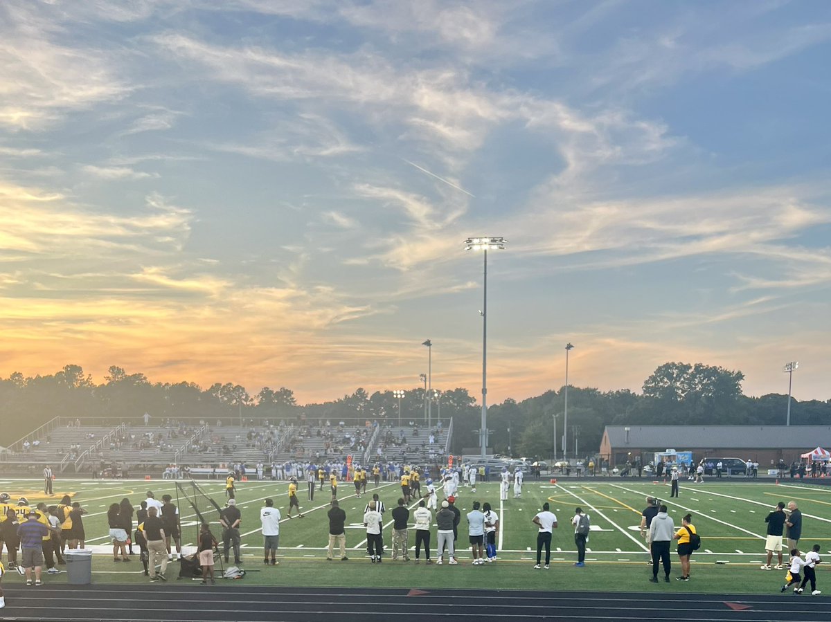 MsAmis_Math's tweet image. Friday night lights 🏈
Always love supporting my former babies 💛