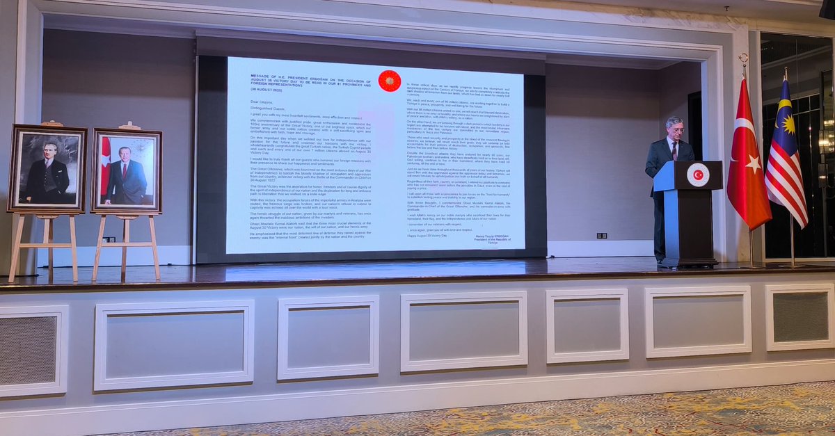 30 Ağustos Zafer Bayramımızı Malezyalı dostlarımız, askeri erkân, diplomatlar ve şirket temsilcilerimizle kutladık.

Bize bu Zaferi armağan eden başta Başkomutan Gazi Mustafa Kemal Atatürk olmak üzere, tüm şehitlerimizi ve gazilerimizi minnet ve şükranla yadediyoruz.
🇹🇷🤝🇲🇾