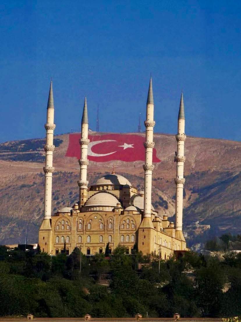 Sorana de ki:
Türkiye’nin en büyük bayrağı ile Abdülhamid Han Camii’nin aynı karede görüldüğü tek diyar vardır. 
İşte orası Maraş’tır!
Ve bil ki o şehir, dünyada eşi olmayan "Kahramanlar Diyarı’dır!"