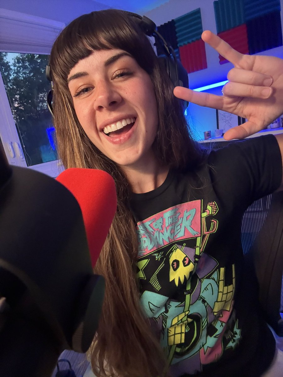 playing a new Silent-Hill type horror called HEARTWORM and giving away a Blue Sona mic!! (thanks <a href="/LogitechG/">Logitech G</a> 🥰) #LogitechGPartner

peep that sick Necrodancer shirt as well 😌

spooky season cometh EARLY

ttv / elspeth