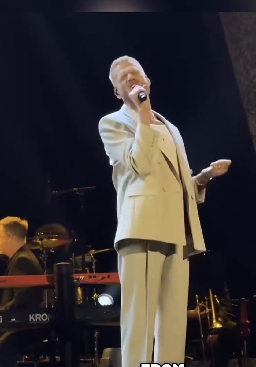 chrisluvs2's tweet image. Good luck on DWS Scott ! 🩷🩵