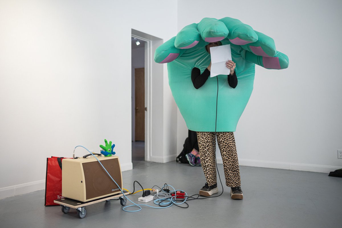 Très heureuse de partager la documentation photo de ma performance «Micro-Sshhh» qui avait eu lieu le 9 août 2025 au Lieu, centre en art actuel à Québec dans le cadre de LEGS. 💙

Crédits photo : Christian Baron