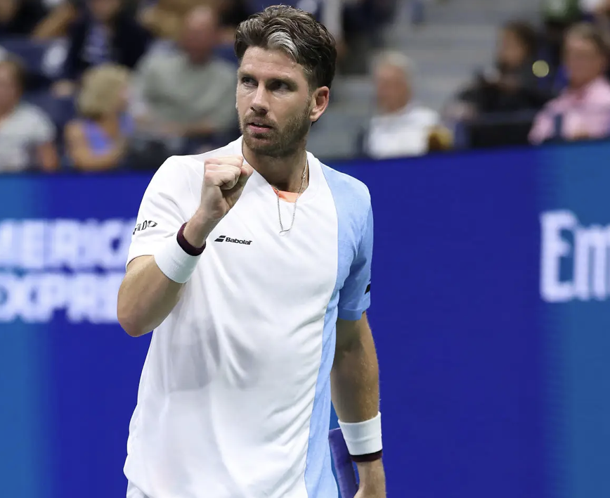 Wow.

Cam Norrie comes back from a minibreak down in the tiebreak and takes the 2nd set vs. Djokovic.

4-6, 7-6(4).