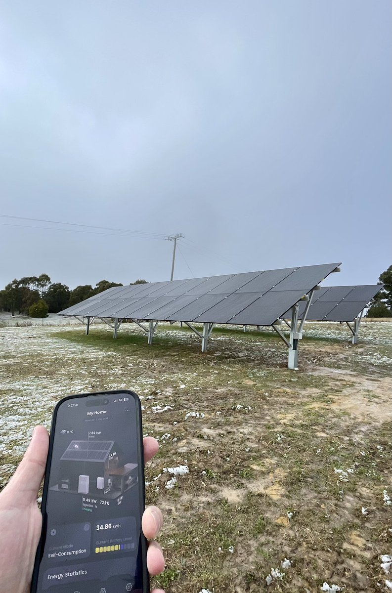 sydney_ev's tweet image. Why we built our #Solar system to be as big as it is, so we can still make substantial power even on cold snowy cloudy days.  Even now, making nearly 8kw of power. #renewable
