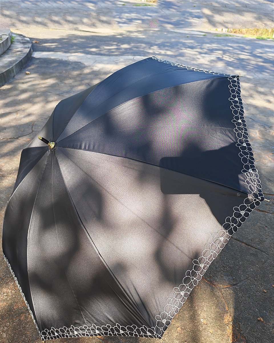 🍂9月の始まり。まだ日差しが強い日も多いですね☀️
秋のお出かけにおすすめなのが #kumokasa の刺繍レース長傘✨
✔天然竹の曲がり手元で上品に
✔完全遮光で紫外線対策も安心
✔わずか200gの軽さで持ち運びラクラク

夏の余韻から秋コーデまで活躍する1本です🌿
#日傘コーデ #秋のおしゃれ #長傘