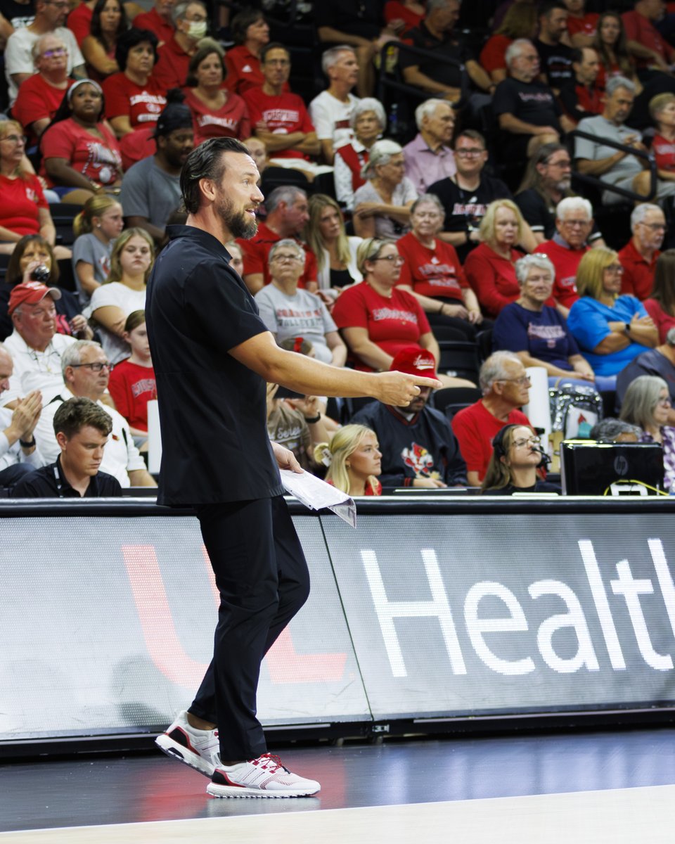 LouisvilleVB's tweet photo. Win #⃣1⃣ in the books for @danmeske.

#GoCards https://t.co/u2AXICRtn0
