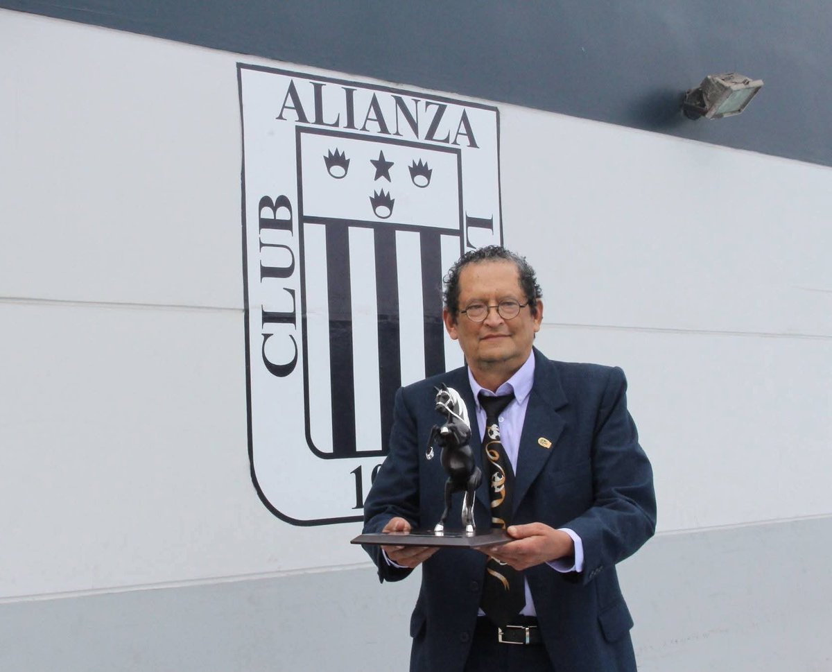 Lamentamos profundamente el fallecimiento de Armando Leveau Guzmán, el historiador, amigo y ferviente hincha de Alianza Lima. 
Gracias por preservar con tanto amor la historia de nuestro club y mantener viva nuestra identidad.
Hasta siempre, Don Armando. Descansa en paz..
🕊️💙⚽